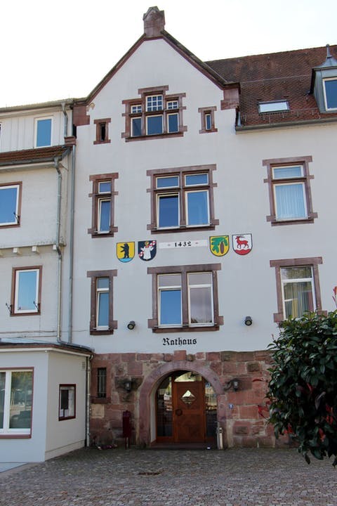 Das Bad Herrenalber Rathaus ist bis auf weiteres nur noch nach telefonischer Terminvereinbarung für die Öffentlichkeit geöffnet. ©Stadt Bad Herrenalb