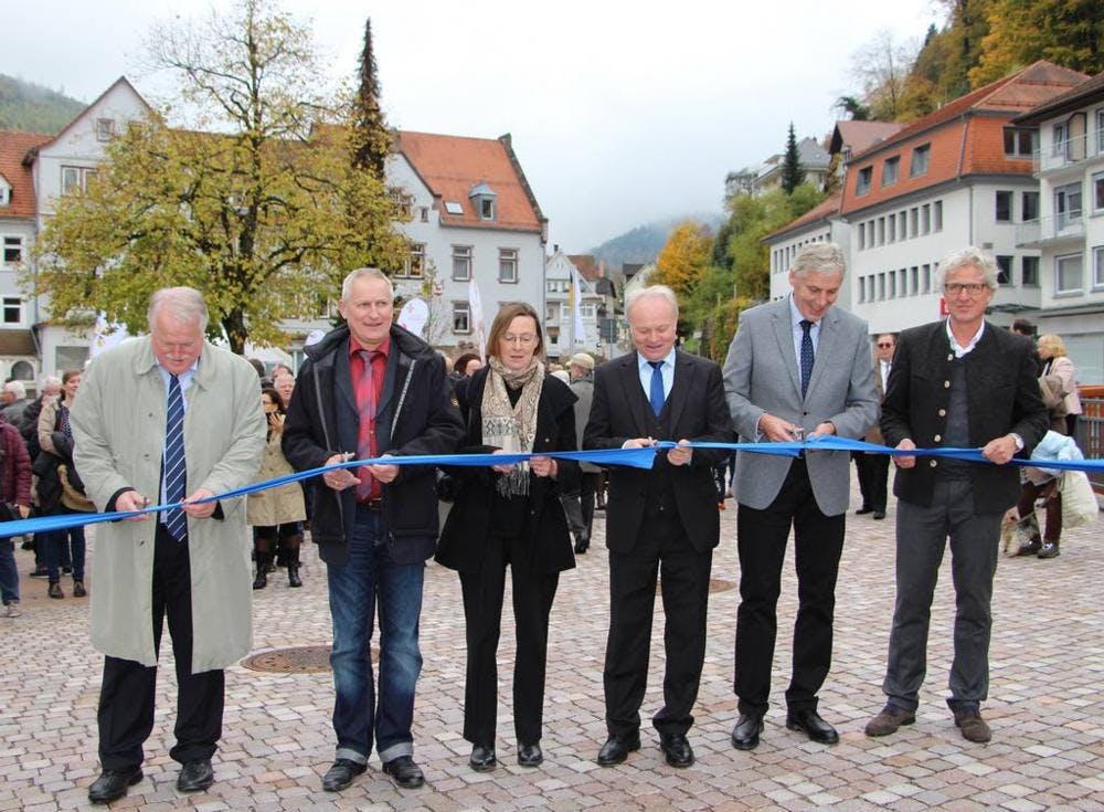 Prominenz bei der Einweihung (v.l.): Joachim Hauck, Ministerialdirigent des MLR, Thomas Blenke MdL, Regierungsvizepräsidentin Gabriela Mühlstädt-Grimm, Bürgermeister Norbert Mai, Landrat Helmut Riegger und Martin Richter von der Förderungsges. bwgrün.de.