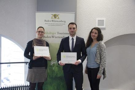 Nach der offiziellen Verleihung durch Tourismusminister Alexander Bonde präsentieren (v.l.n.r.) Sabine Zenker, René Skiba und Rebecca Pirmann stolz das Siegel zum Nachhaltigen Reiseziel.