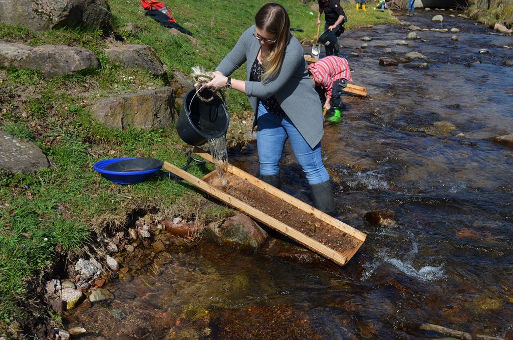 In der Alb in Bad Herrenalb geht es auf abenteuerliche Goldsuche. © Tourismus und Stadtmarketing Bad Herrenalb