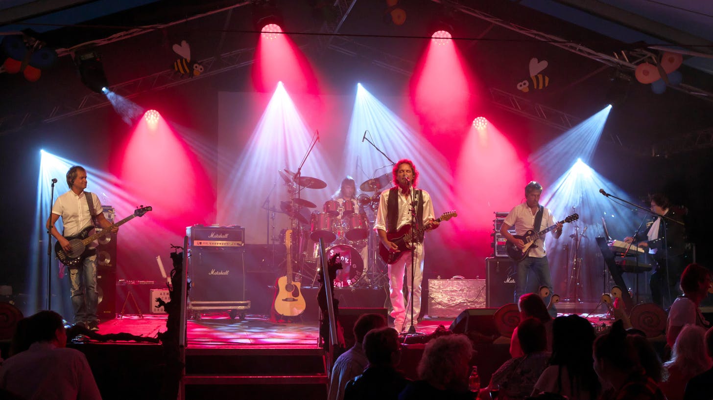 Die Smokie Revival Band begeistert ihr Publikum mit originalgetreuen Coverversionen von Welthits wie „Living Next Door To Alice“. ©Smokie Revival Band