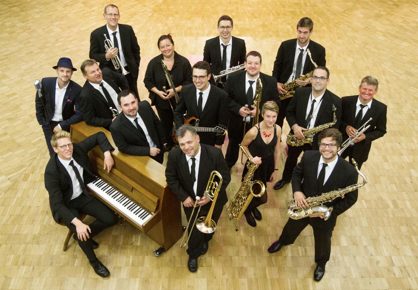 „Pop Swings“ beim Auftritt der Grand Central Big Band am 12. Mai im Herrenalber Kurhaus. ©Grand Central Big Band