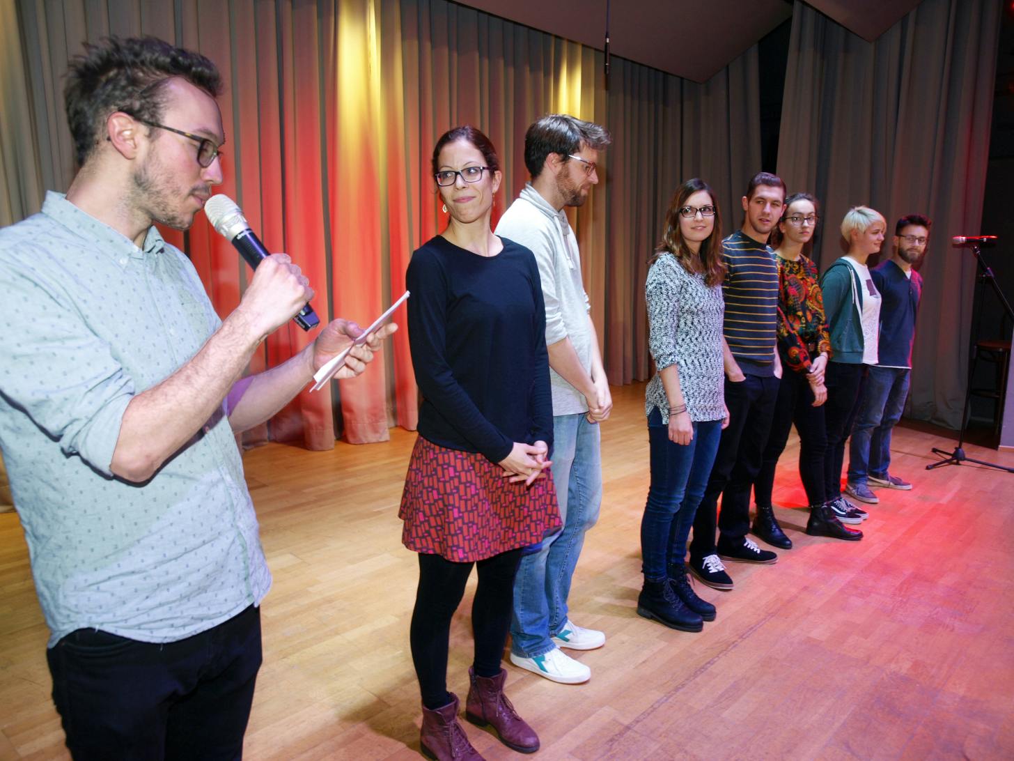 Im Vordergrund Moritz Konrad, der Organisator der Herrenalber Poetry Slams mit den Teilnehmern des letzten Slams im Kurhaus. © Dietmar Glaser