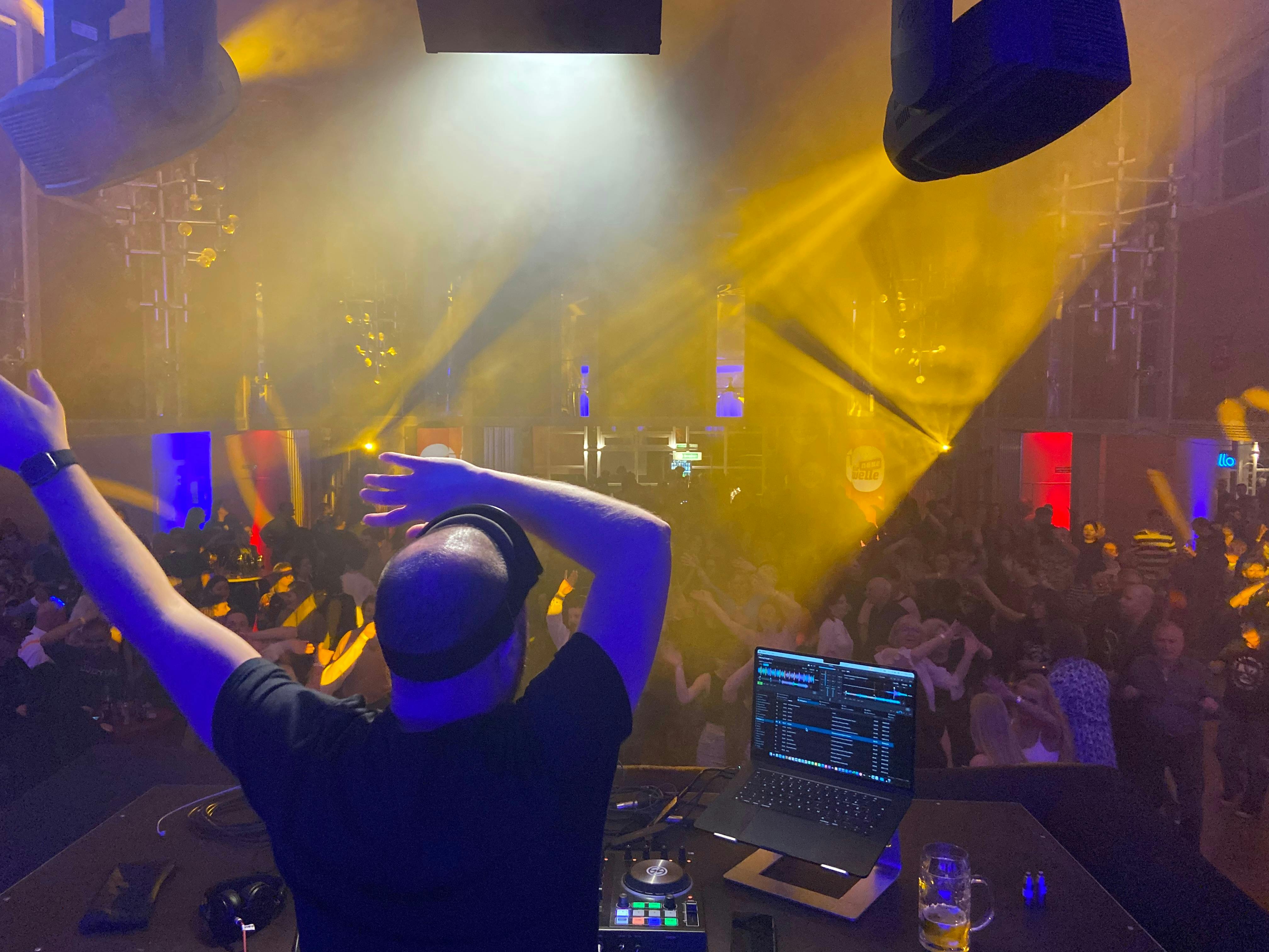 Über 450 Gäste aus allen Altersgruppen feierten und tanzten bis 2 Uhr morgens ausgelassen zu den Stimmungshits, die Neue-Welle-DJ Schüls aufgelegt hatte.
