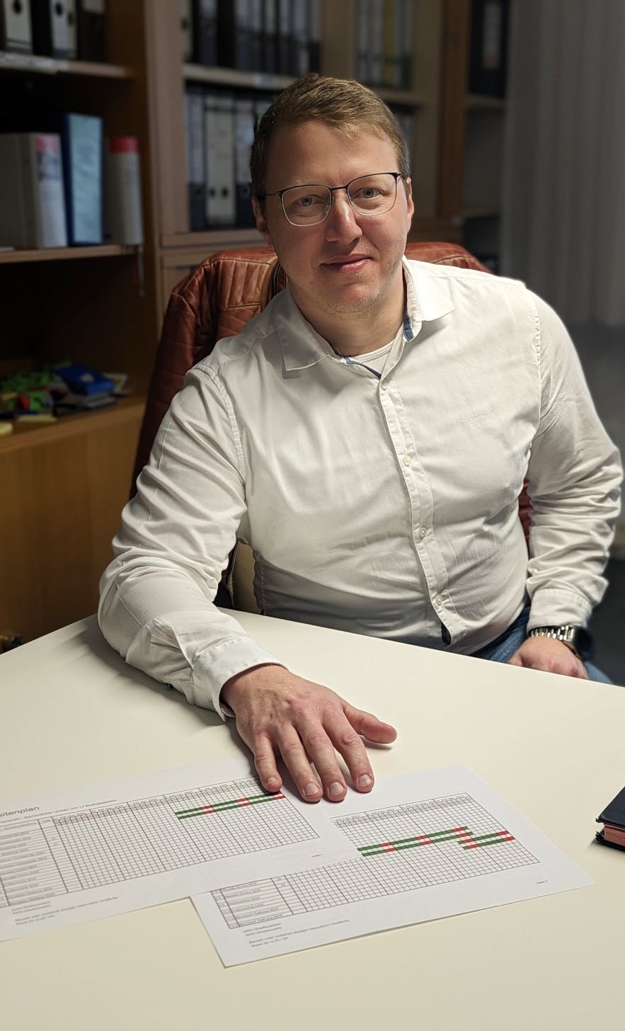Bauamtsleiter und Stadtkämmerer Albert Wilhelm mit dem Bauzeitenplan für die sechs Haltestellen, die im ersten Halbjahr 2023 barrierefrei umgebaut werden.