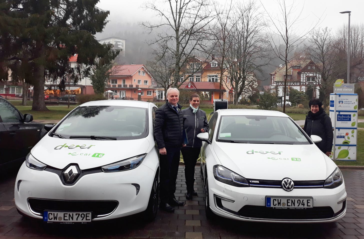 (v.l.n.r.:) Bürgermeister Norbert Mai, Ricarda Becker (Bereichsleiterin deer GmbH) und Johanna Nofer (Nachhaltigkeitsbeauftrage Stadt Bad Herrenalb) bei der Übergabe des e-Golfs. © deer GmbH