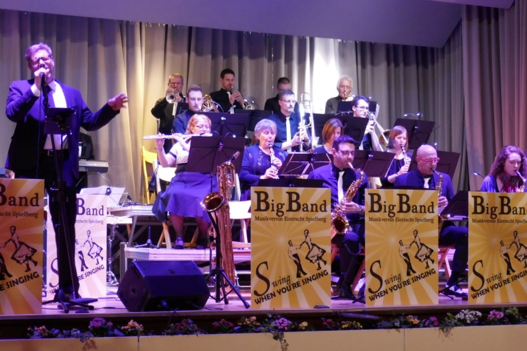 Mitreißender Swing und exzellenter Gesang: Christian Romoser (links) und die Big Band des Musikvereins Spielberg begeisterten beim Konzert im Herrenalber Kurhaus. ©Manuela Müller