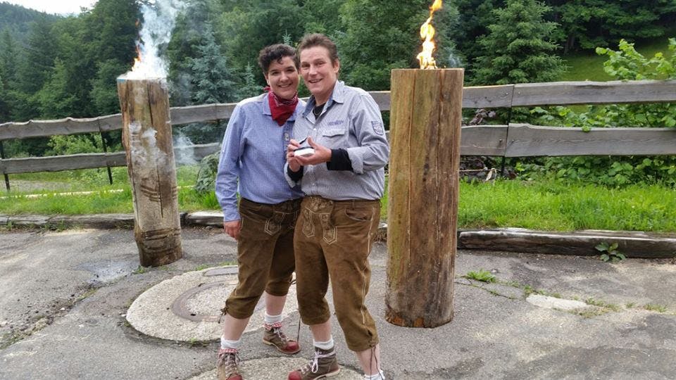 Nadine Trost (l.) und Aggi Greissinger von der Gaststätte ‚Zur Spechtschmiede‘ sind „Qualitätsgastgeber Wanderbares Deutschland“. Ebenfalls mit dem Siegel ausgezeichnet wurden die ‚Talwiesenschänke‘ und das Hotel ‚Schwarzwald Panorama‘.©Zur Spechtschmiede