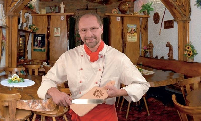 Andreas Reichle mit seiner einzigartigen Erfindung, dem Spätzlebrett.