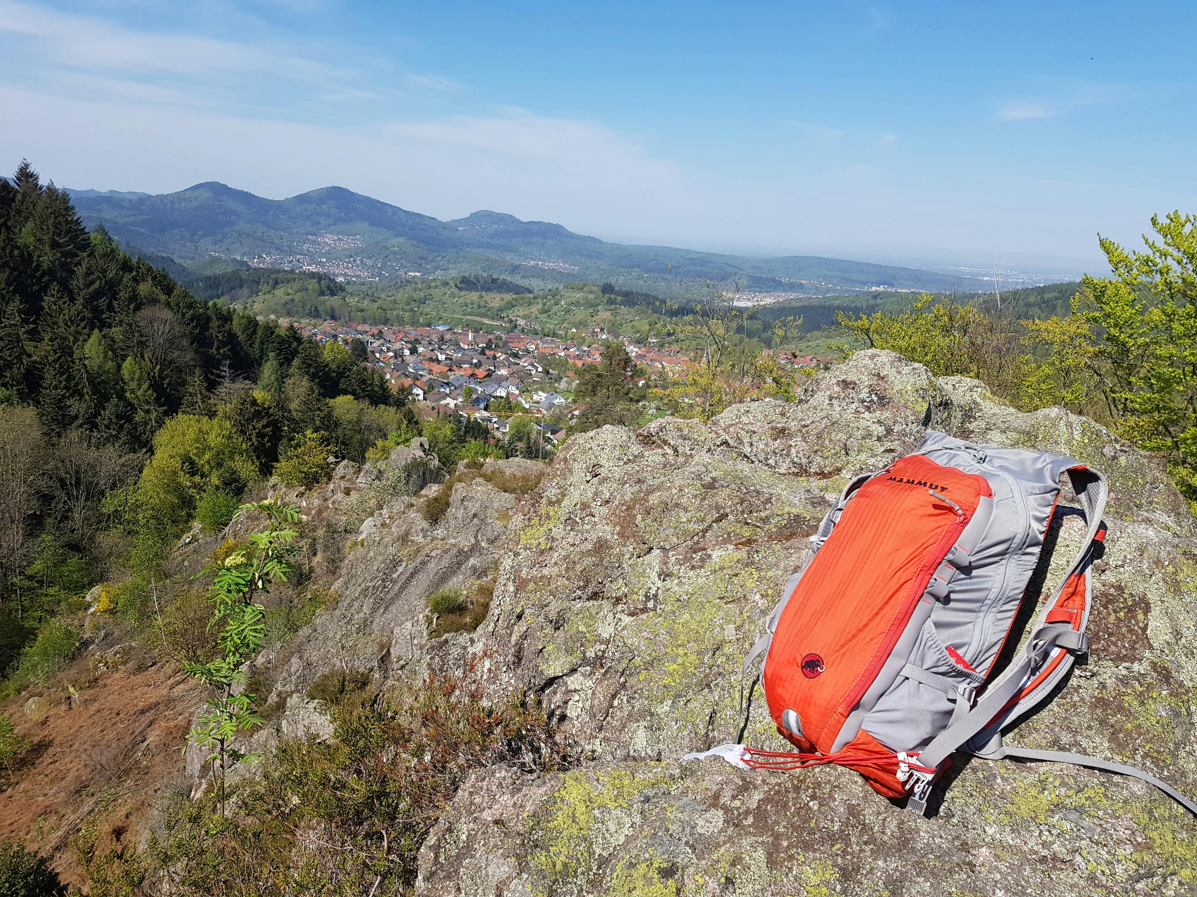 Die atemberaubene Aussicht vom Bocksteinfelsen in Richtung Loffenau und Murgtal belohnt vor dem Abstieg nach Loffenau. ©Monika Amann