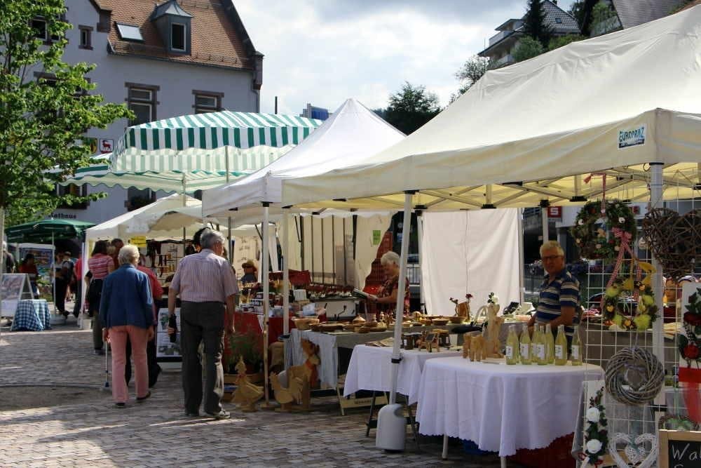Auf dem Naturparkmarkt kommen die Besucher auf Ihre Kosten. Bild: Tourismus und Stadtmarekting Bad Herrenalb