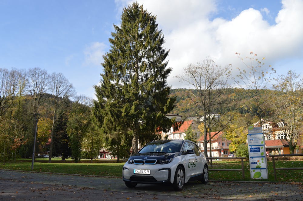 Der BMW i3 der Deer GmbH tankt auf dem Parkplatz Kurpark ©Tourismus und Stadtmarketing Bad Herrenalb