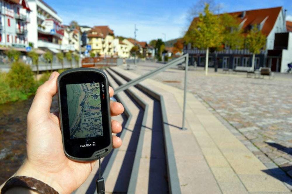 Mithilfe eines GPS-Geräts begibt man sich beim Geocaching auf spannende Schatzsuche. (Quelle: Touristik Bad Herrenalb)