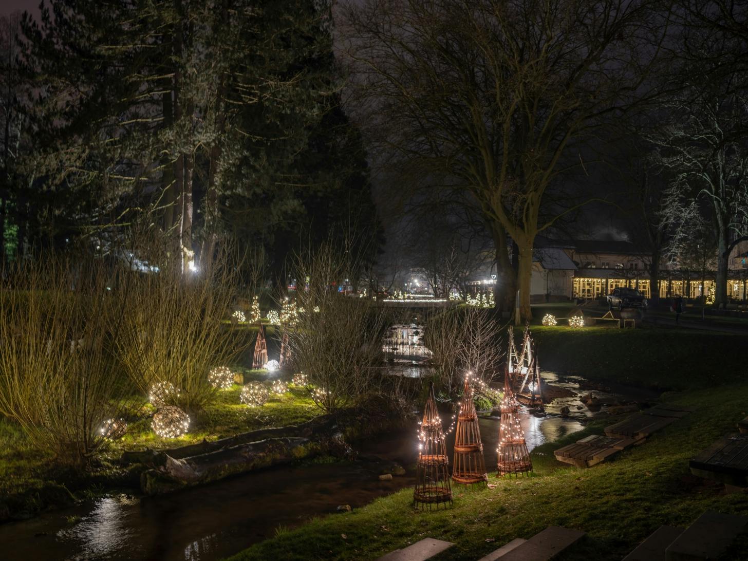 Das „Stadtwerke-Albleuchten“ lässt den Kurpark vom 28.  November bis zum Drei-Königs-Tag in weihnachtlichem Lichterglanz erstrahlen. 
