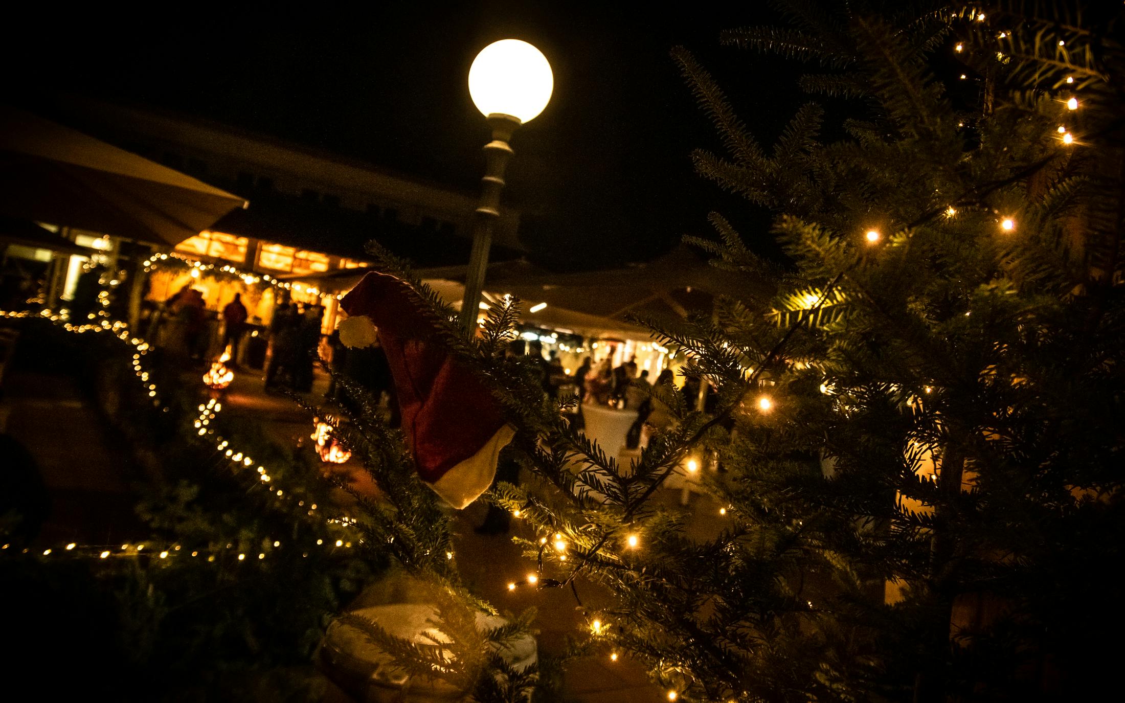Stimmungsvoll beleuchtet: Das Kulinarische Weihnachtsdorf vom 19. bis zum 21. Dezember auf der Herrenalber Kurhaus-Terrasse. ©Tourismus und Stadtmarketing Bad Herrenalb