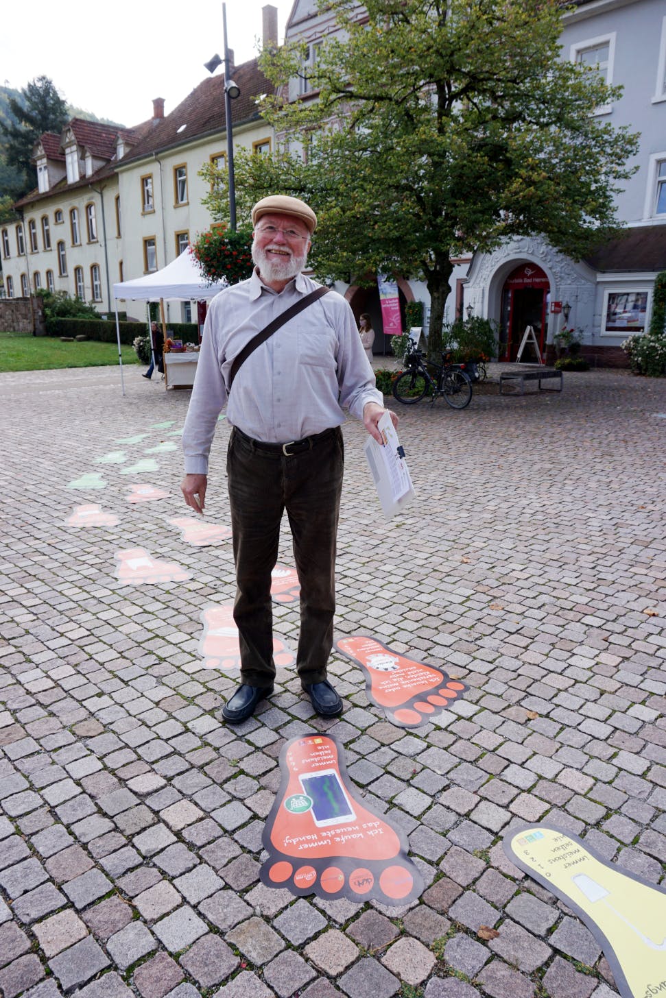 Rolf Füßer war der erste, der am Donnerstagvormittag seinen ökologischen Fußabdruck ermittelt hat. Ergebnis: Sehr gute 25 Punkte. Dennoch war der 82-jährige mit sich nicht ganz zufrieden: „Ich hatte mich vorher besser eingeschätzt.“ ©Stadt Bad Herrenalb