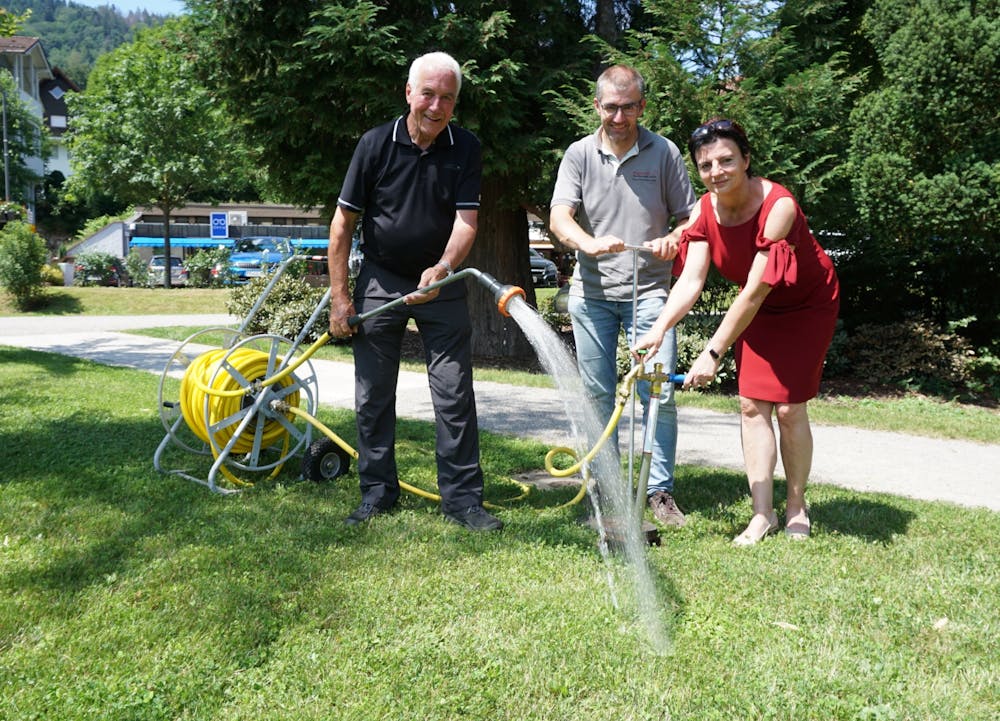 Reinhold Rau (l.), Vorsitzender der IG Gartenschau, Wassermeister Stefan Nofer und Karina Herrmann, die Geschäftsführerin der Stadtwerke Bad Herrenalb, testen das neue Steigrohr.