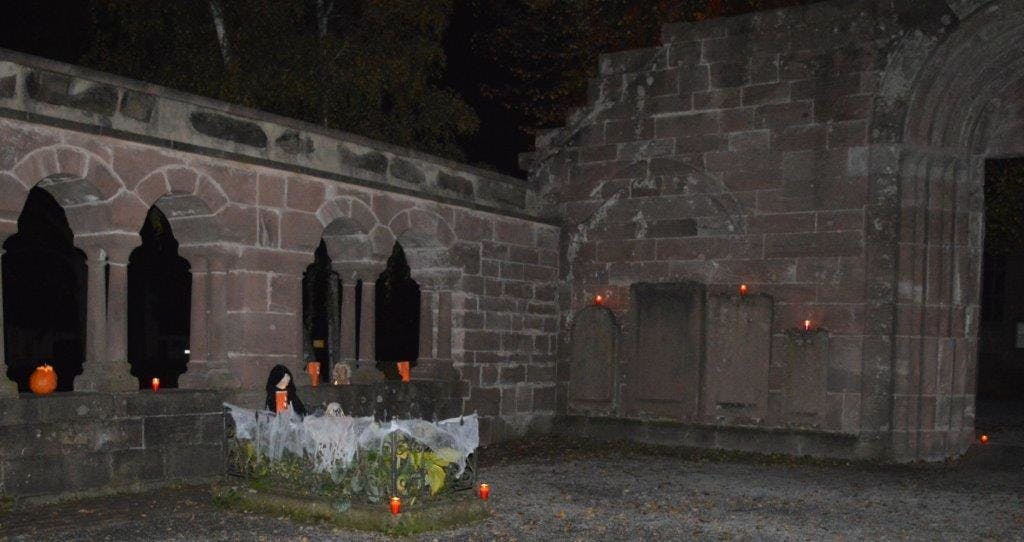 Bei der „Halloween-Gruseltour“ begeben sich die Teilnehmer ab 18.30 Uhr im Klosterviertel auf die Suche nach der geheimnisvollen Schatztruhe. Dabei erleben sie so manche gruselige Überraschung.
