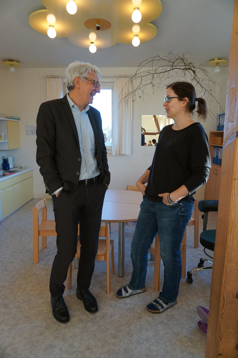Bürgermeister Hoffmann im Gespräch mit Katharina Beck, Leiterin des Kindergartens Rotensol. © Stadt Bad Herrenalb