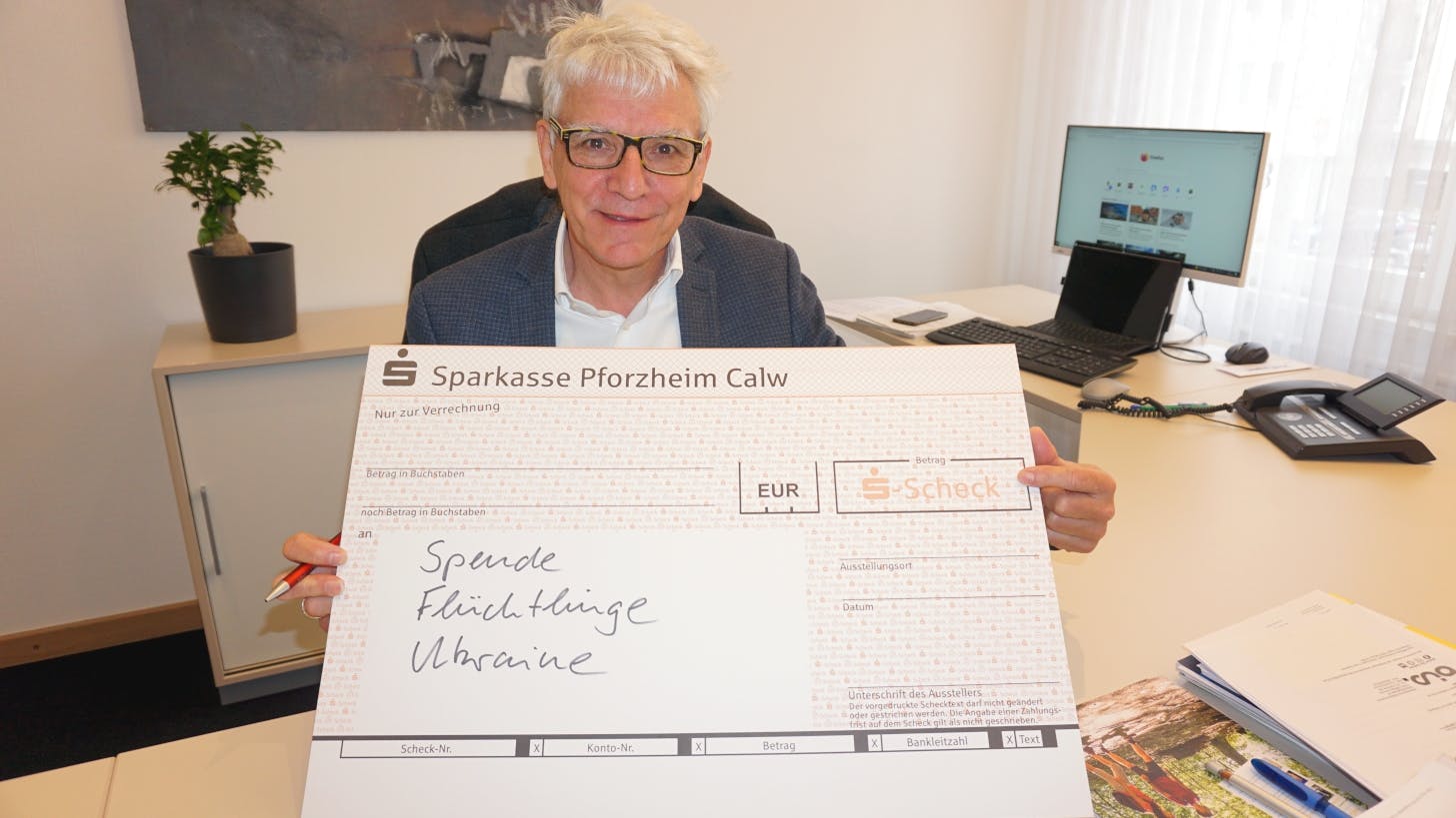 Bürgermeister Klaus Hoffmann hofft darauf, eine möglichst hohe Spendensumme für die Ukraine-Flüchtlinge in den Scheck eintragen zu können.