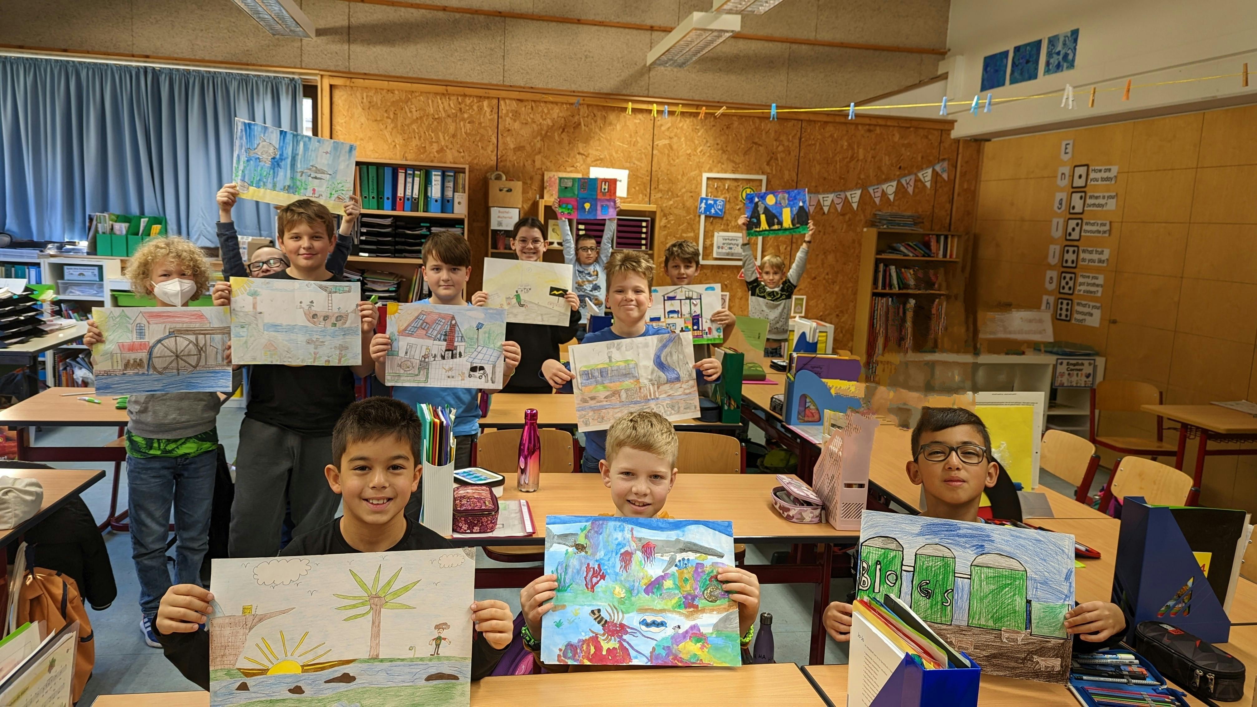 Die Schülerinnen und Schüler der 3. Klasse der Falkensteinschule zeigen ihre Kunstwerke für den neuen Stadtwerke-Kalender.