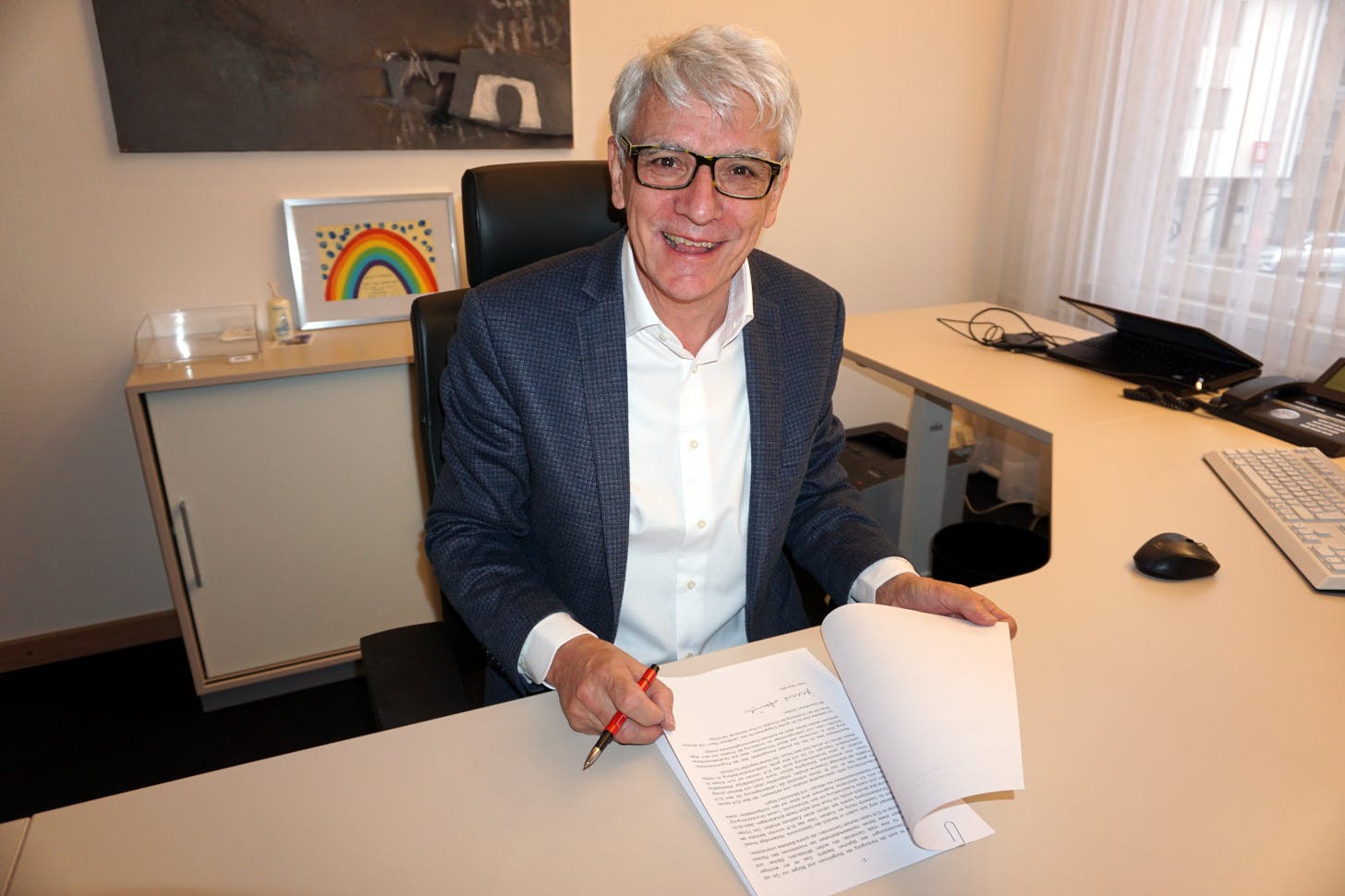 Bürgermeister Klaus Hoffmann freut sich über das Schreiben des Ministeriums für Ländlichen Raum und Verbraucherschutz zur Bewilligung der ELR-Fördergelder an sechs Herrenalber Privatprojekte. ©Stadt Bad Herrenalb