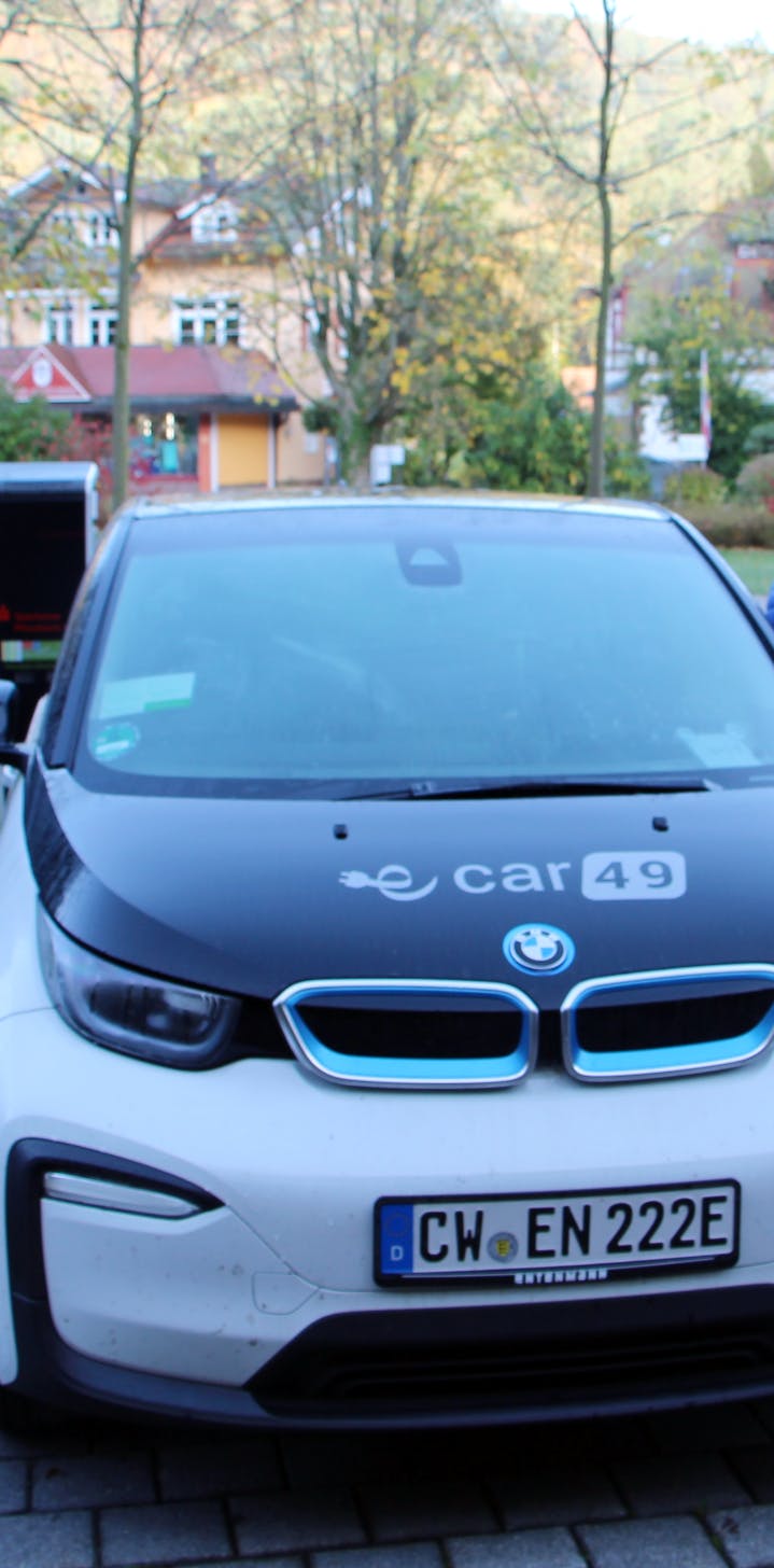 E-Autos wie diesen BMW i3 können Gäste jetzt direkt in der Tourist-Info Bad Herrenalb ausleihen. ©Tourismus und Stadtmarketing Bad Herrenalb