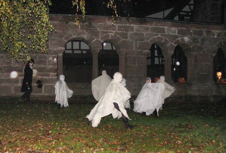 „Erschreckliche“ Überraschungen warten auf die kleinen und großen Teilnehmer der Halloween-Gruseltour durch das Klosterviertel am Donnerstag, den 31. Oktober durch das Klosterviertel. © Tourismus und Stadtmarketing