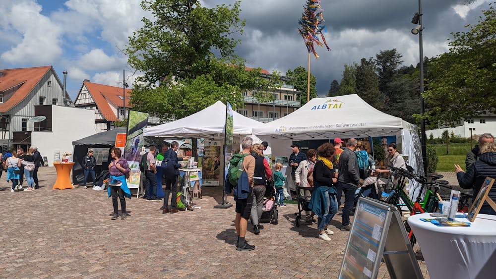 2024 wird in Bad Herrenalb am Wanderopening-Wochenende am 4. und 5. Mai die 2. Outdoor-Messe auf dem Rathausplatz stattfinden. 