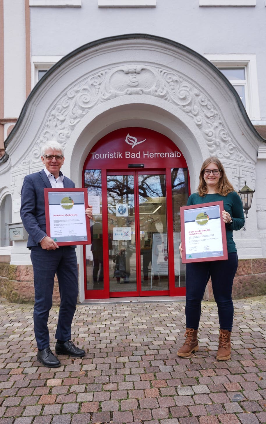 Bürgermeister Klaus Hoffmann und Julia Riegger aus der Herrenalber Touristik freuen sich über die bereits dritte Zertifizierung der „Große Runde über die Teufelsmühle“ und des „Wildkatzen Walderlebnisses“ als „Qualitätswege Wanderbares Deutschland“.