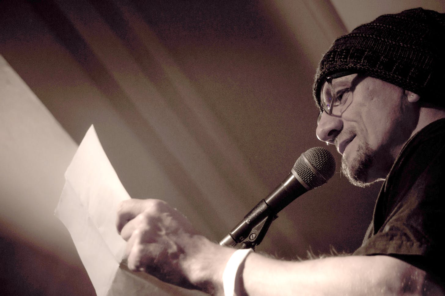 Moritz Konrad, der Organisator der Herrenalber Poetry Slams, auf der Bühne. ©Rolf Sutter