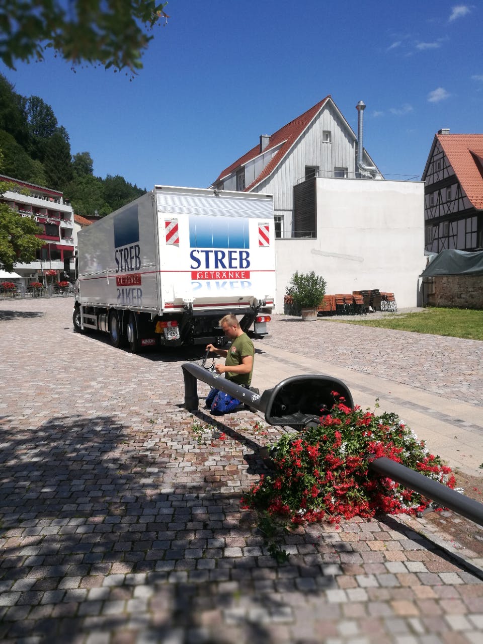 Rund 2.000 Euro beträgt der geschätzte Schaden, den ein unachtsamer LKW-Fahrer auf dem Herrenalber Rathausplatz verursacht hat. ©Stadt Bad Herrenalb