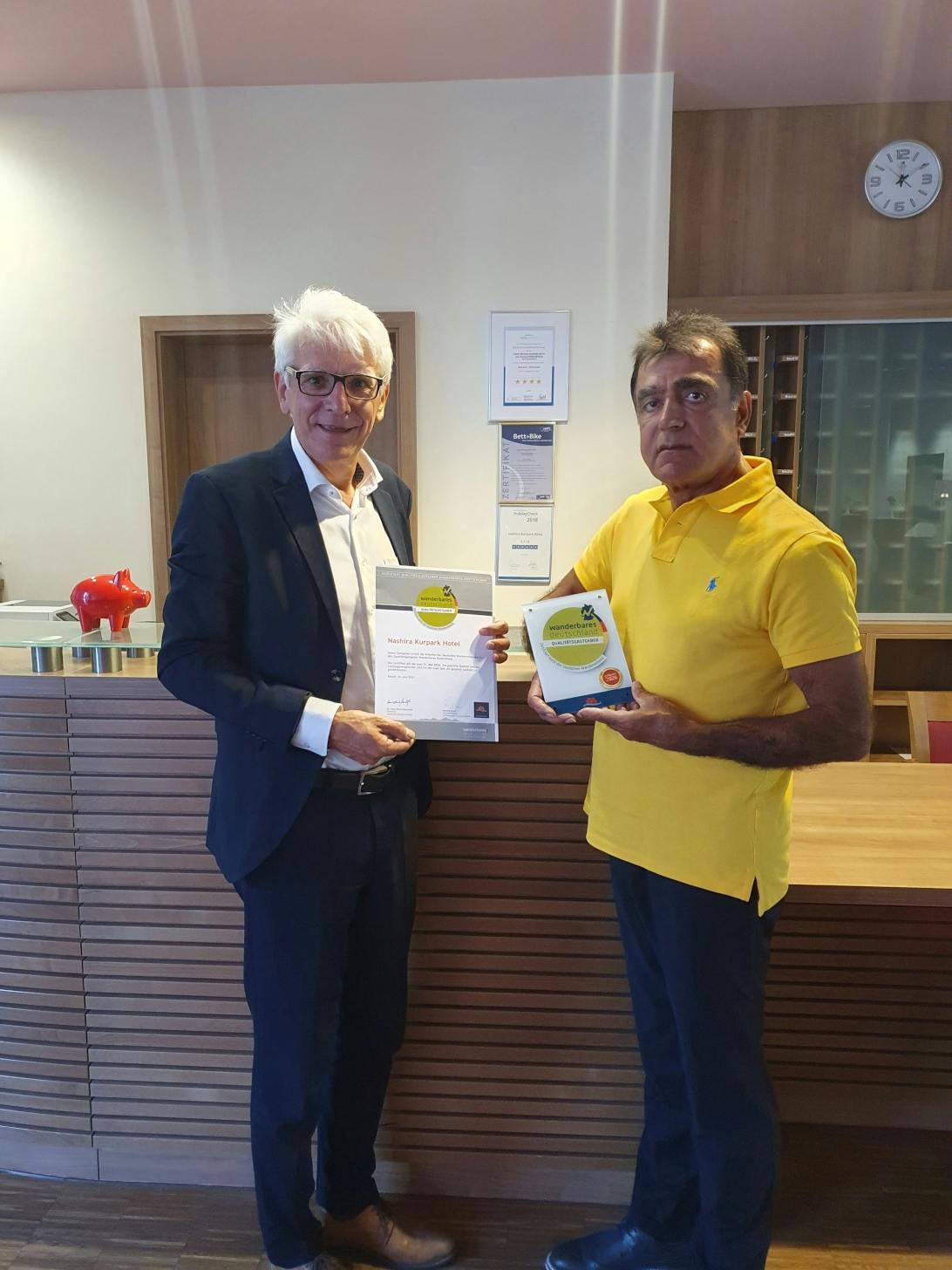 Bürgermeister Klaus Hoffmann gratuliert Hüseyin Aydogan, dem Geschäftsführer des Nashira Kurpark Hotels, zur Zertifizierung als „Qualitätsgastgeber Wanderbares Deutschland“. © Sezai Koc