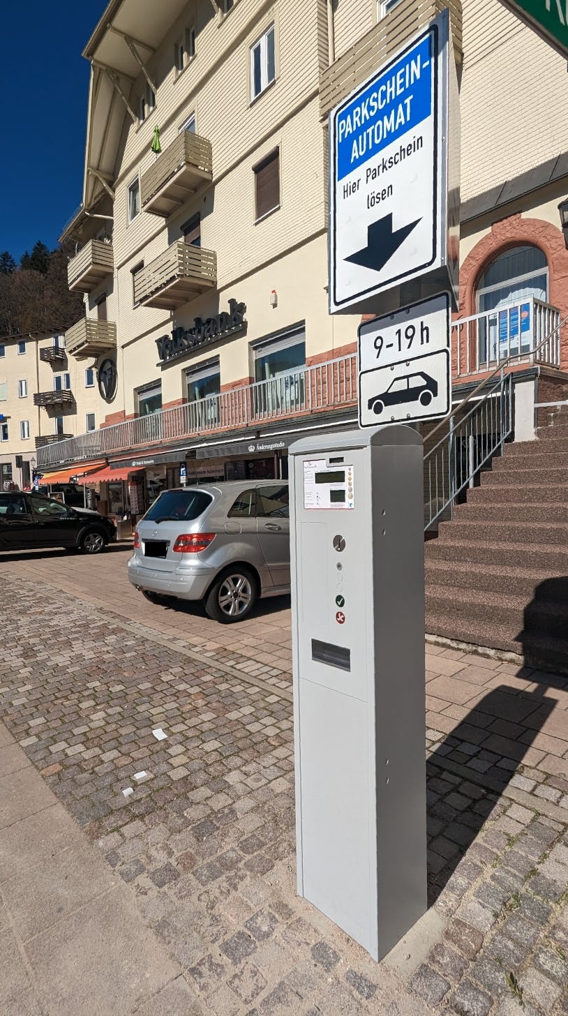 Mit dem neuen Parkscheinautomaten möchte die Stadt das Dauerparken vor den Geschäften an der Kurpromenade verhindern.