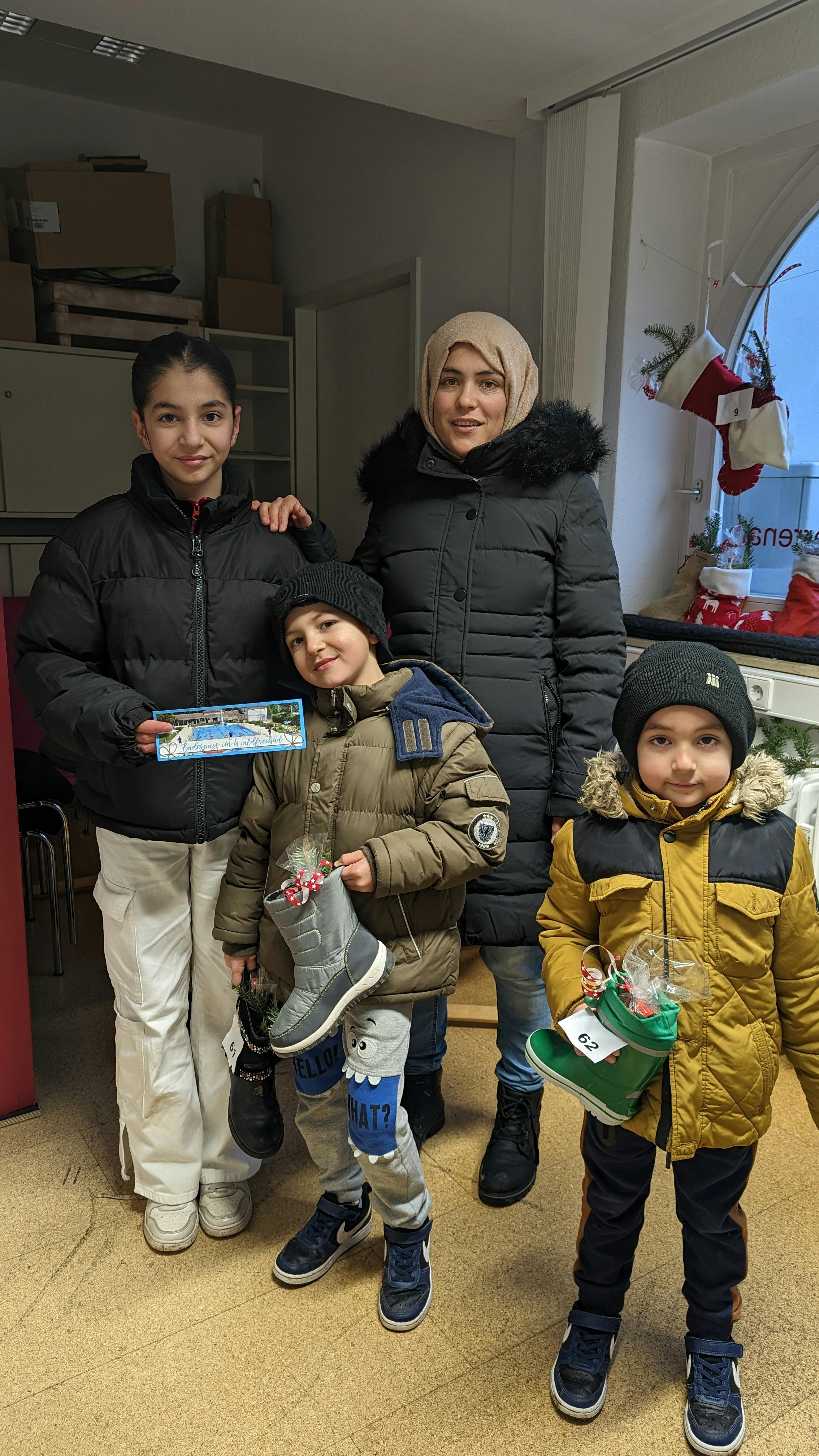 Malika Niazi und ihre Kinder Salwa (links), Farzad (mitte) und Faisal freuen sich über den Gewinn der Familien-Jahreskarte für das Waldfreibad.