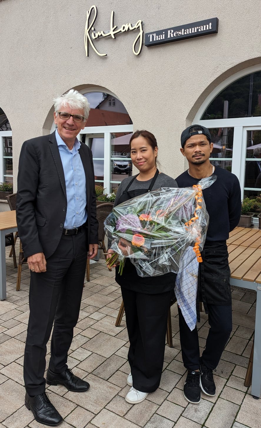 Zur Eröffnung ihres Thai-Restaurants „Rimkong“ überreichte Bürgermeister Hoffmann dem Betreiberpaar Saranya Sangkamanee und Thanaphol Seewangnok einen Blumenstrauß.