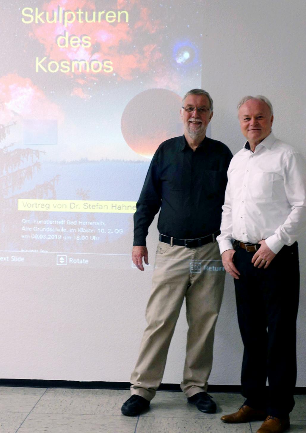 Stadtrat Dr. Stefan Hahne (links) mit Bürgermeister Norbert Mai bei der Präsentation der „Skulpturen des Kosmos“. ©Tourismus und Stadtmarketing Bad Herrenalb