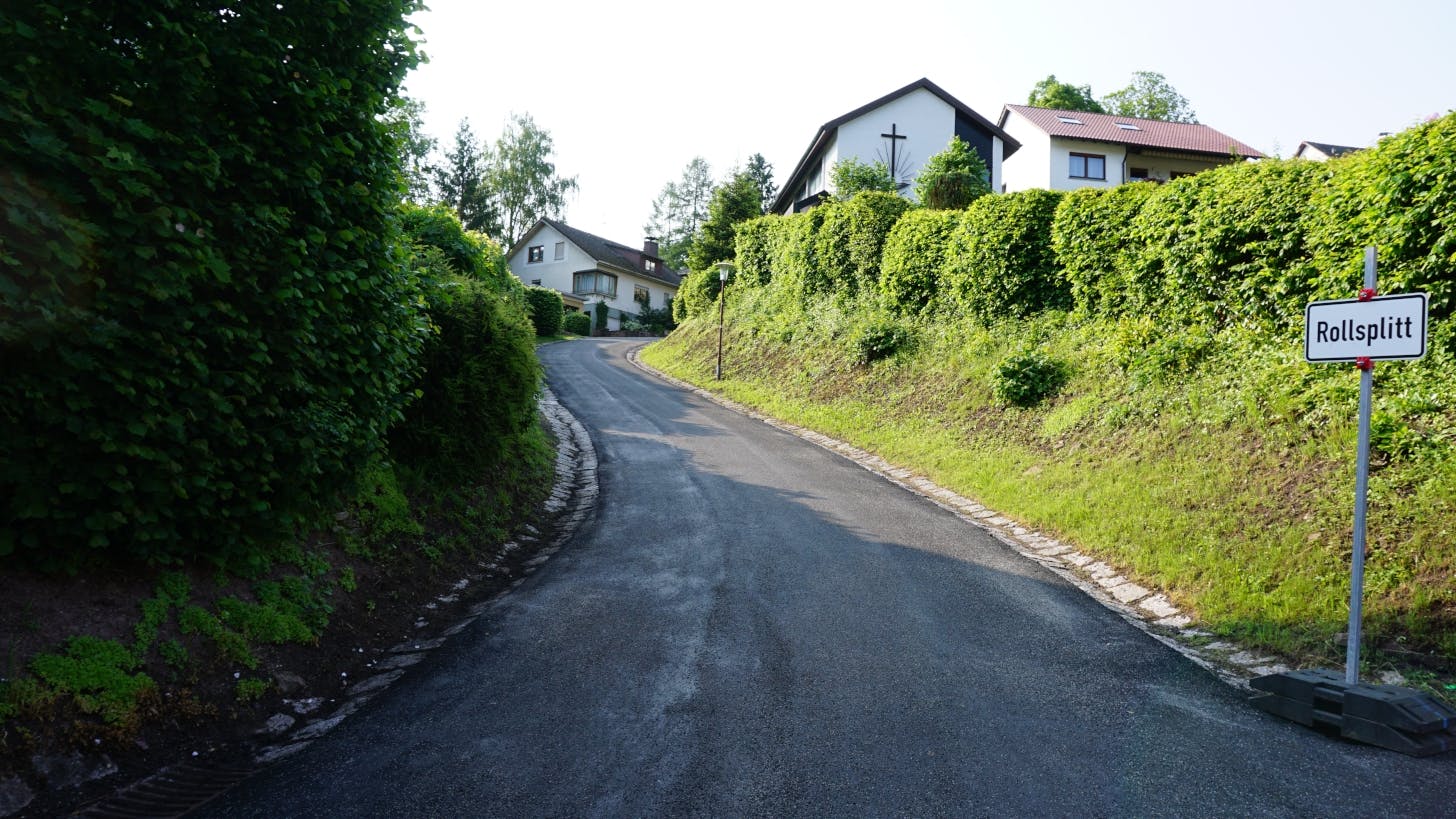 Dieses Teilstück der Straße Am Wurstberg wurde mit dem neuartigen Dünnschichtasphalt saniert. Gut zu erkennen ist die ebene und geschlossene Fahrbahndecke.