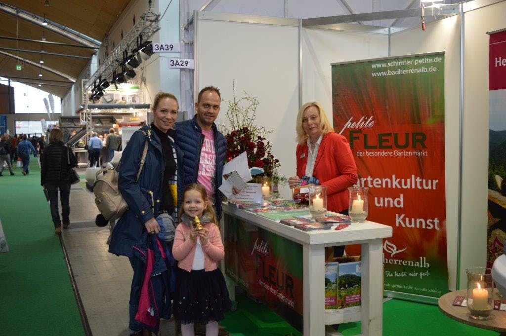 Familie Pfenningsdorf aus Karlsruhe informiert sich über das Herrenalber Osterprogramm. © Tourismus und Stadtmarketing