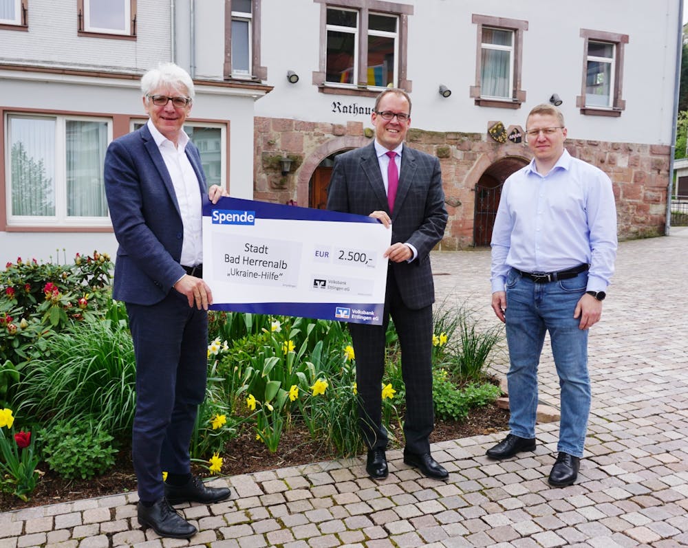 Matthias Heck (in der Mitte), Vorstand der Volksbank Ettlingen, übergibt Bürgermeister Klaus Hoffmann (links) und Stadtkämmerer Albert Wilhelm den Scheck für die Herrenalber Ukraine-Hilfe.
