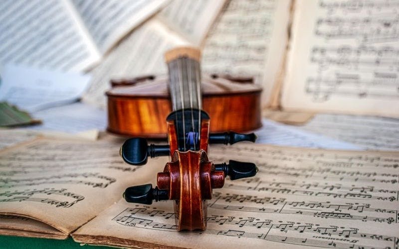 Notenbuch mt einer Violine von ©Pixabay