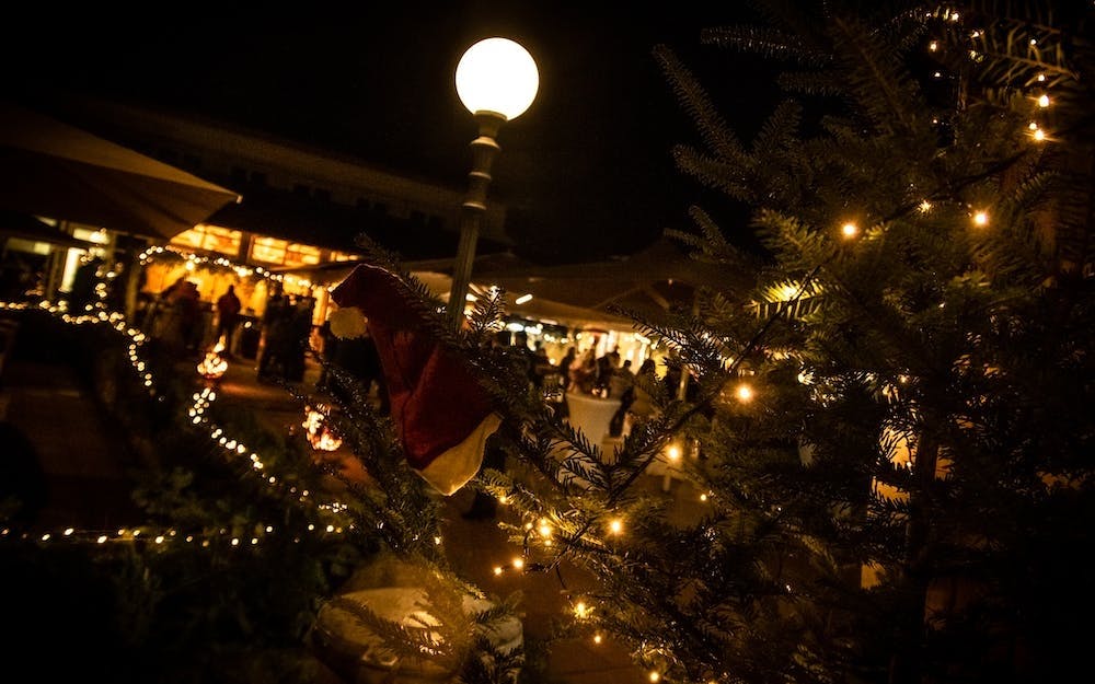 Stimmungsvoll beleuchtet: Das Kulinarische Weihnachtsdorf vom 16. bis 18. Dezember auf der Herrenalber Kurhaus-Terrasse. ©Tourismus und Stadtmarketing Bad Herrenalb