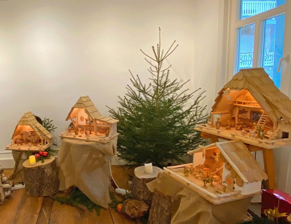 Die Handgefertigten Naturholzkrippen werden im Ziegelmusem aufgestellt und zum Kauf angeboten. ©Tourismus und Stadtmarketing Bad Herrenalb